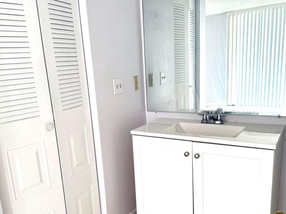 На продажу: $185,000 (1 спален, 1 ванн, 728 Квадратных фут)