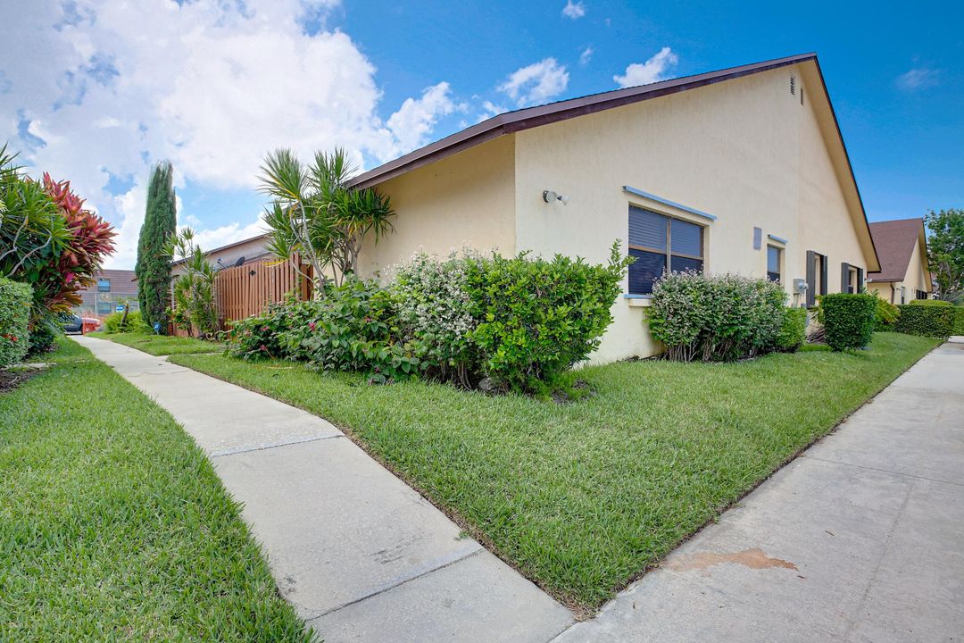 На продажу: $274,900 (2 спален, 2 ванн, 1102 Квадратных фут)