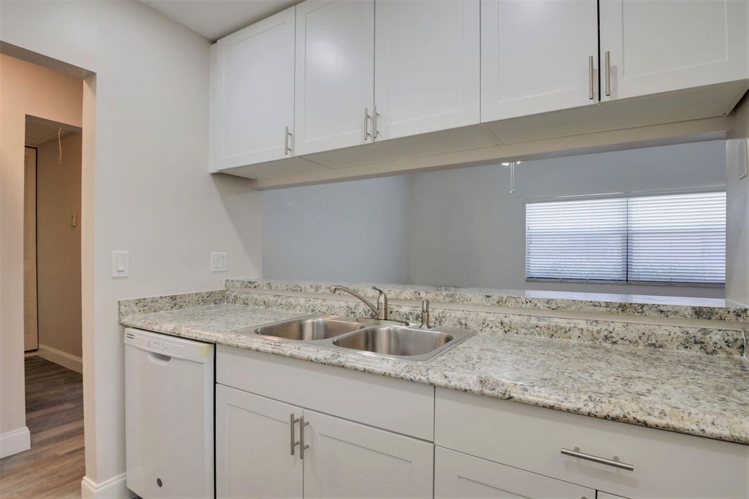 На продажу: $274,900 (2 спален, 2 ванн, 1102 Квадратных фут)