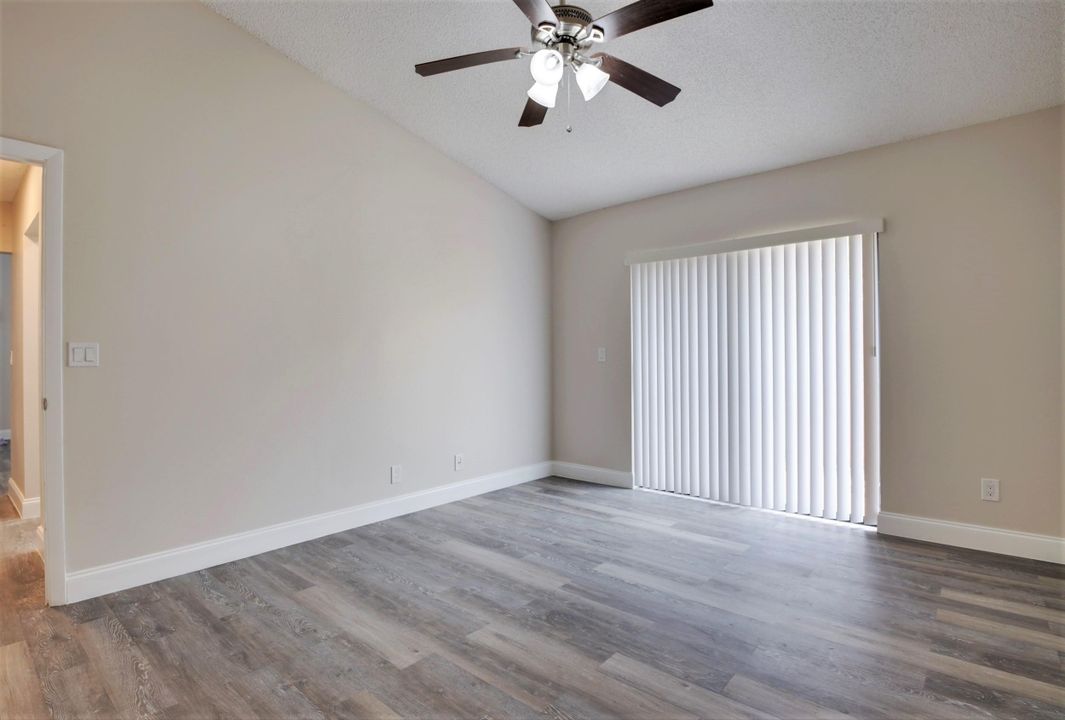 На продажу: $274,900 (2 спален, 2 ванн, 1102 Квадратных фут)