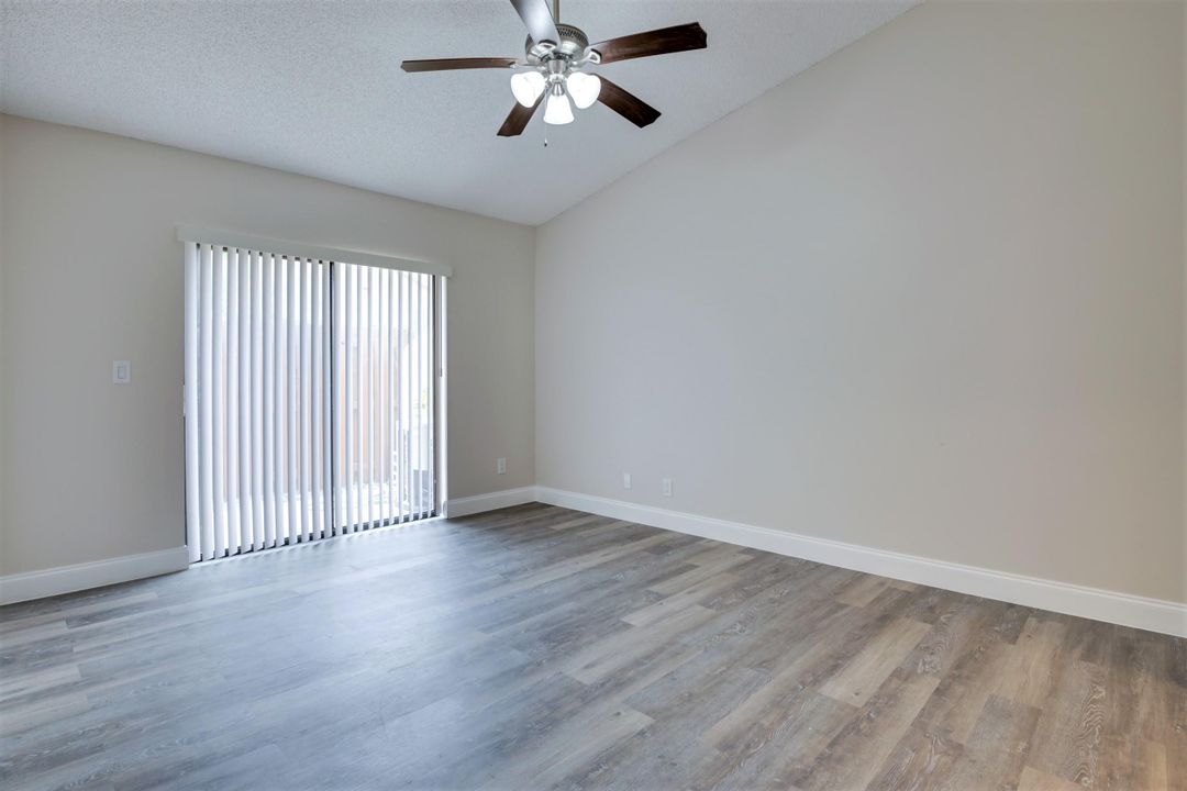 На продажу: $274,900 (2 спален, 2 ванн, 1102 Квадратных фут)