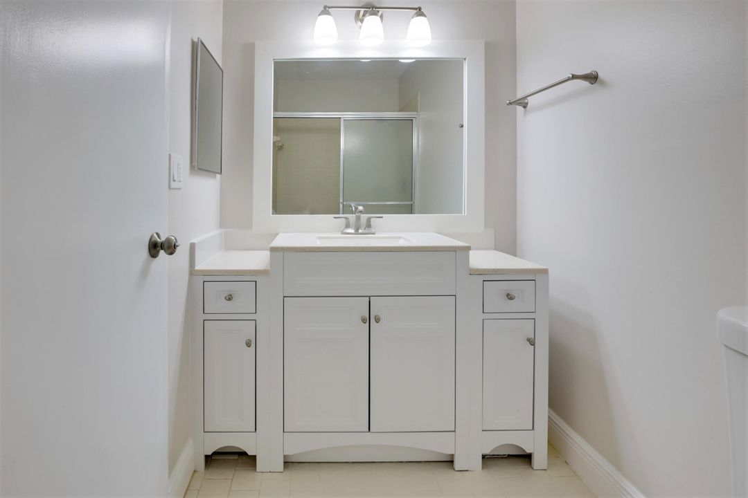 На продажу: $274,900 (2 спален, 2 ванн, 1102 Квадратных фут)