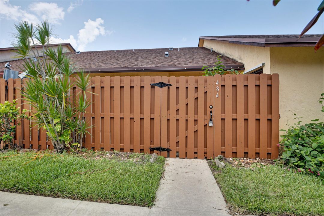 На продажу: $274,900 (2 спален, 2 ванн, 1102 Квадратных фут)