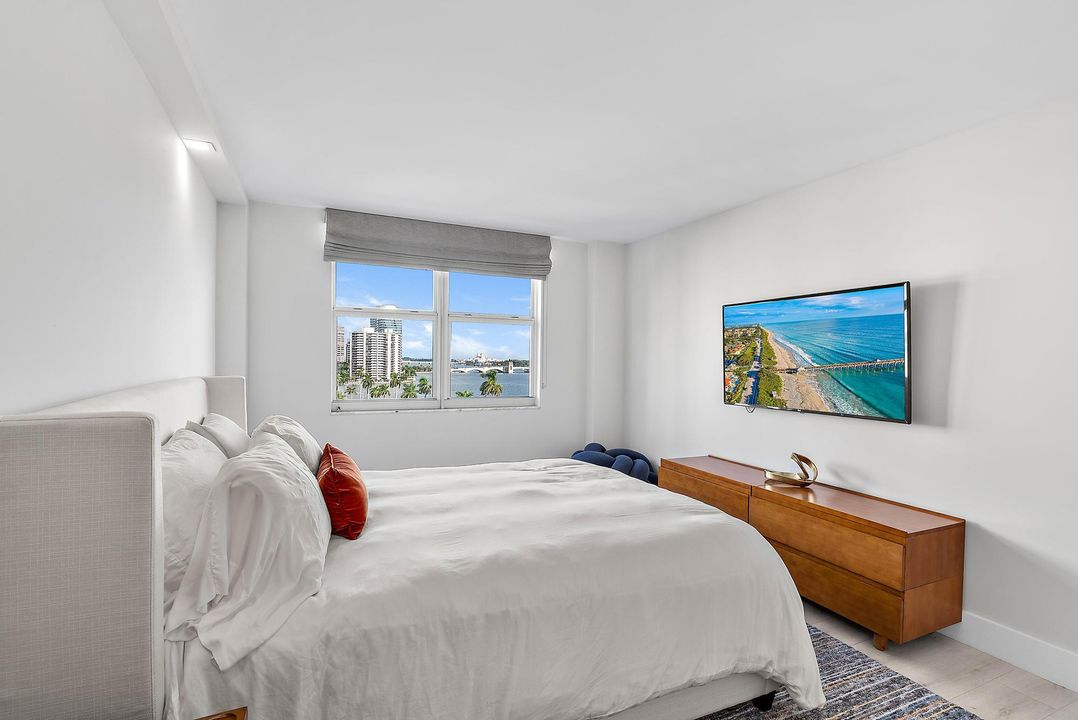 For Sale: $1,750,000 (3 beds, 2 baths, 1728 Square Feet)