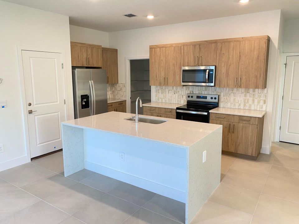 待售: $709,990 (4 贝兹, 3 浴室, 2456 平方英尺)