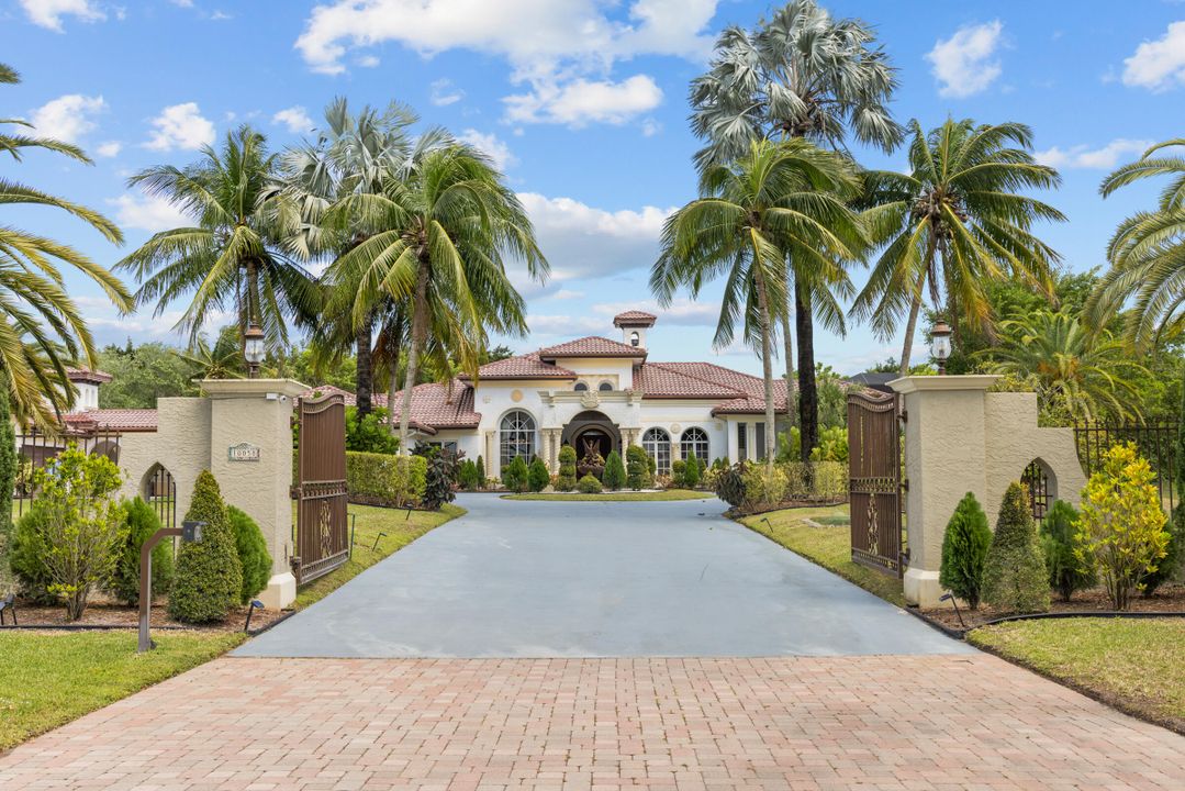 For Rent: $25,000 (5 beds, 6 baths, 6901 Square Feet)