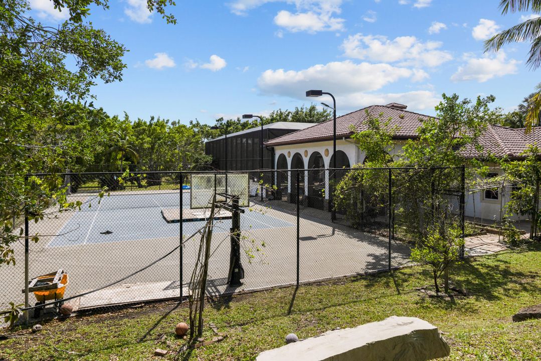 For Rent: $25,000 (5 beds, 6 baths, 6901 Square Feet)