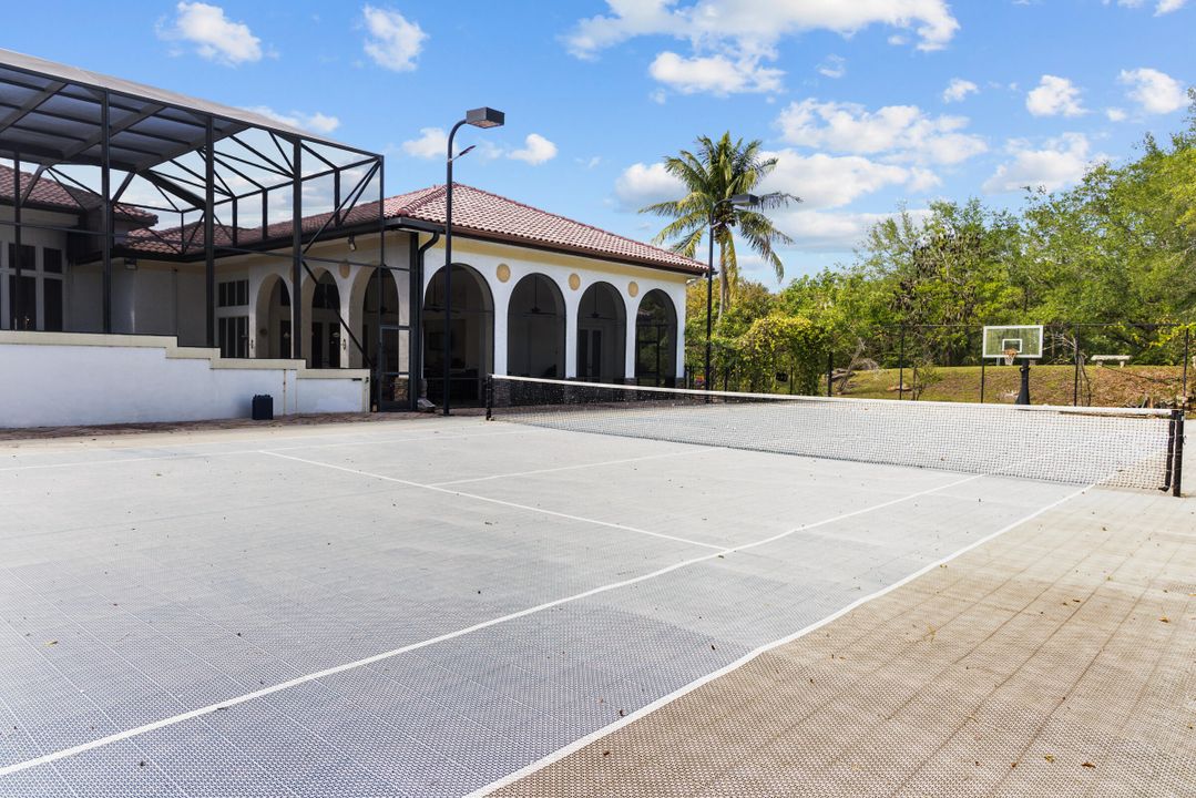 For Rent: $25,000 (5 beds, 6 baths, 6901 Square Feet)