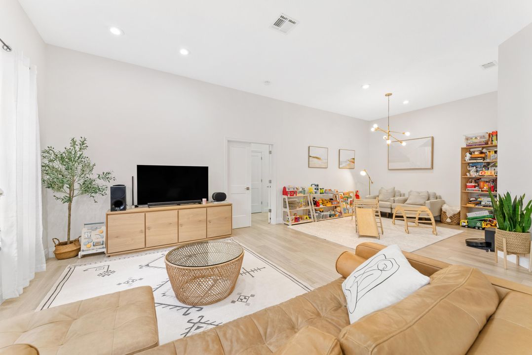 For Sale: $785,000 (3 beds, 3 baths, 1922 Square Feet)