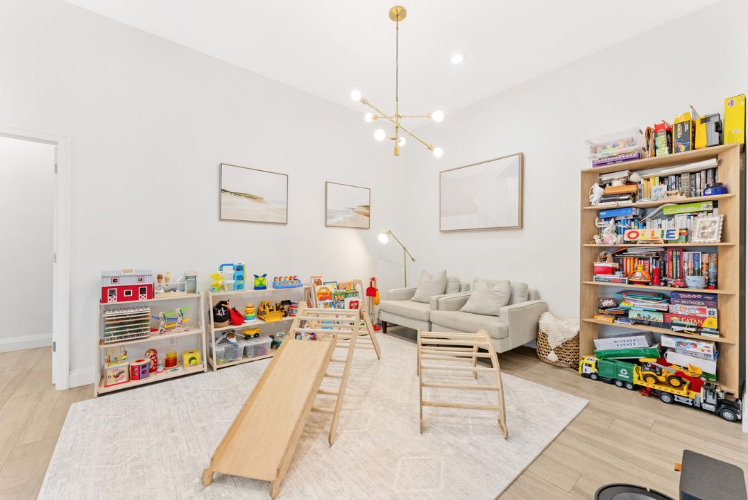 For Sale: $785,000 (3 beds, 3 baths, 1922 Square Feet)