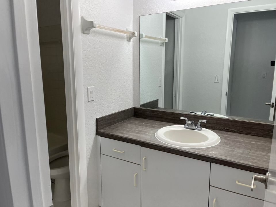 待售: $360,000 (2 贝兹, 1 浴室, 994 平方英尺)