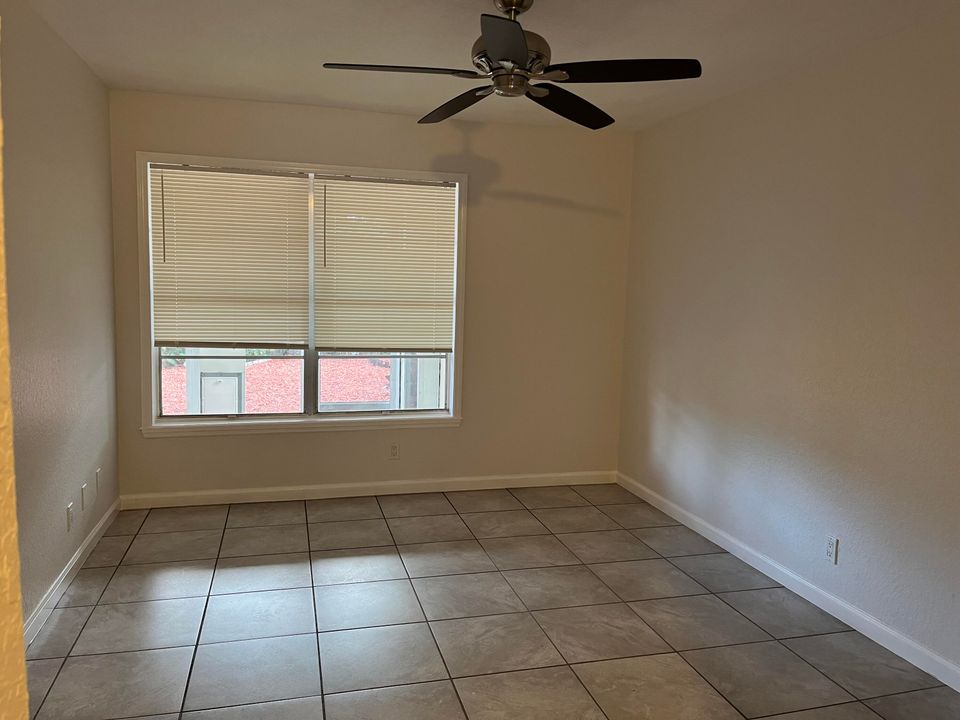 待售: $360,000 (2 贝兹, 1 浴室, 994 平方英尺)