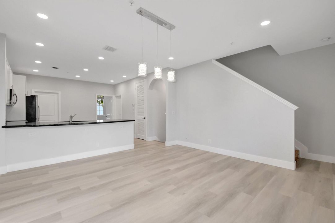 For Rent: $9,000 (3 beds, 3 baths, 2000 Square Feet)