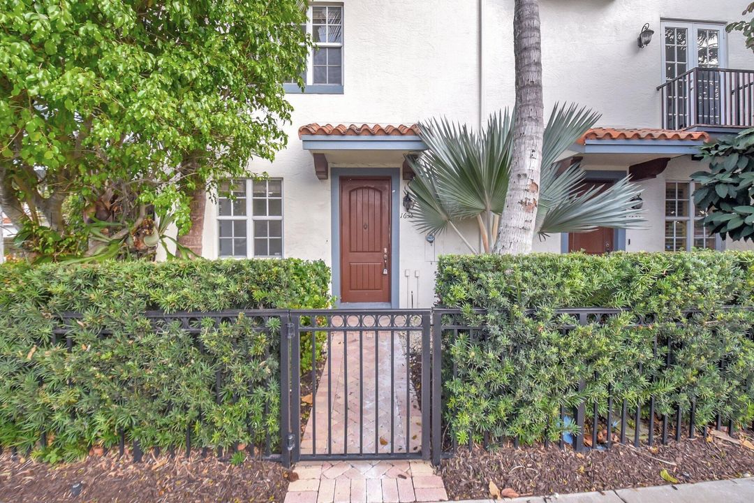 For Rent: $9,000 (3 beds, 3 baths, 2000 Square Feet)