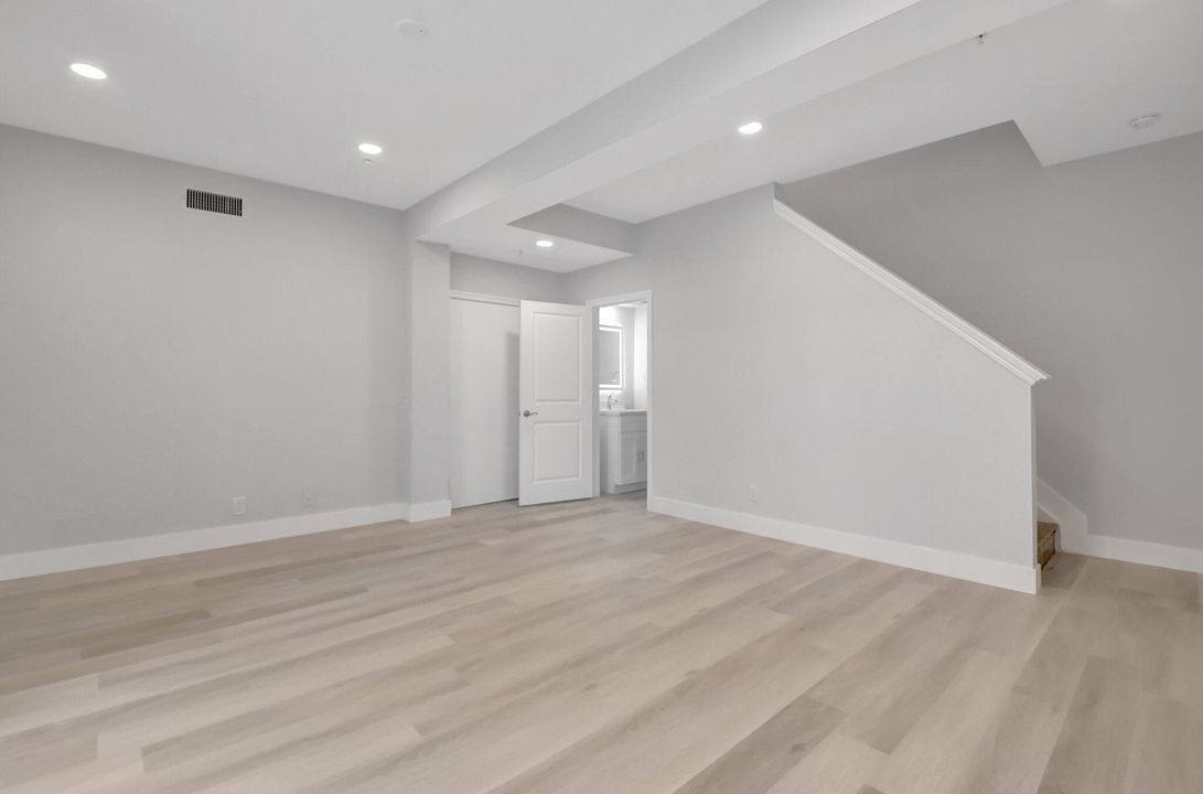 For Rent: $9,000 (3 beds, 3 baths, 2000 Square Feet)