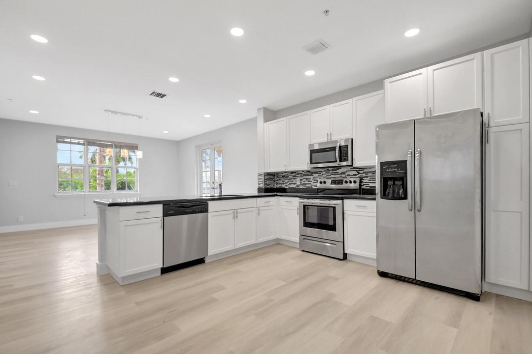 For Rent: $9,000 (3 beds, 3 baths, 2000 Square Feet)