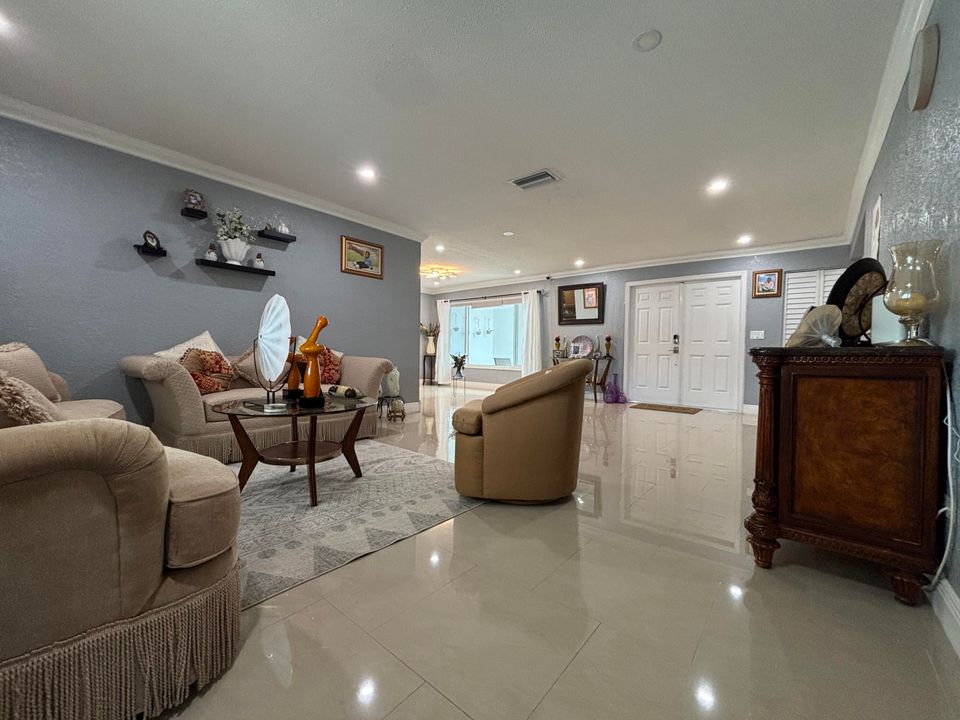 For Sale: $550,000 (3 beds, 2 baths, 1712 Square Feet)