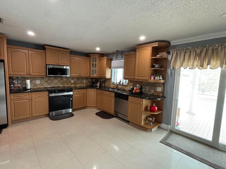 For Sale: $550,000 (3 beds, 2 baths, 1712 Square Feet)