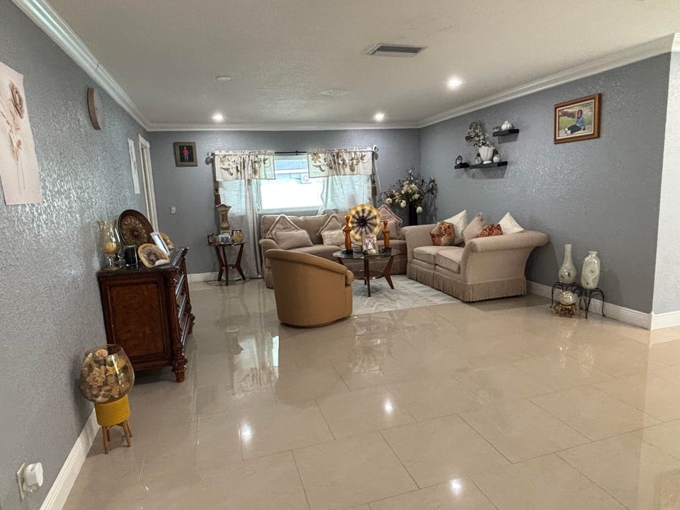 For Sale: $550,000 (3 beds, 2 baths, 1712 Square Feet)