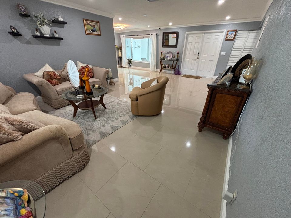 For Sale: $550,000 (3 beds, 2 baths, 1712 Square Feet)