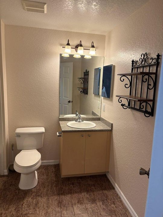 For Rent: $2,000 (2 beds, 2 baths, 1215 Square Feet)