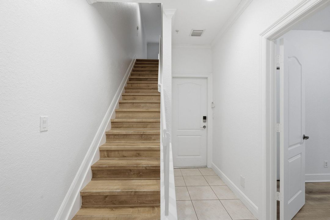 For Rent: $3,099 (3 beds, 3 baths, 1727 Square Feet)