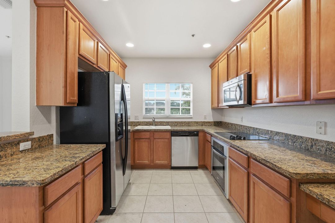 For Rent: $3,099 (3 beds, 3 baths, 1727 Square Feet)