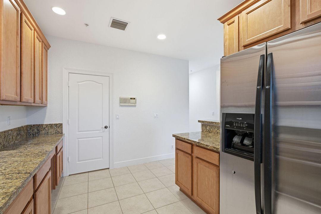 For Rent: $3,099 (3 beds, 3 baths, 1727 Square Feet)
