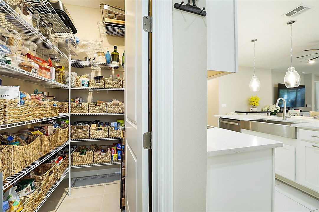 出租: $3,500 (4 贝兹, 3 浴室, 2394 平方英尺)