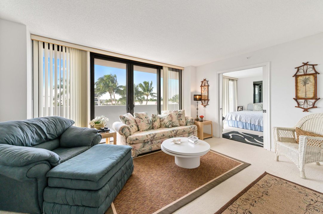 For Sale: $2,149,000 (3 beds, 2 baths, 2101 Square Feet)