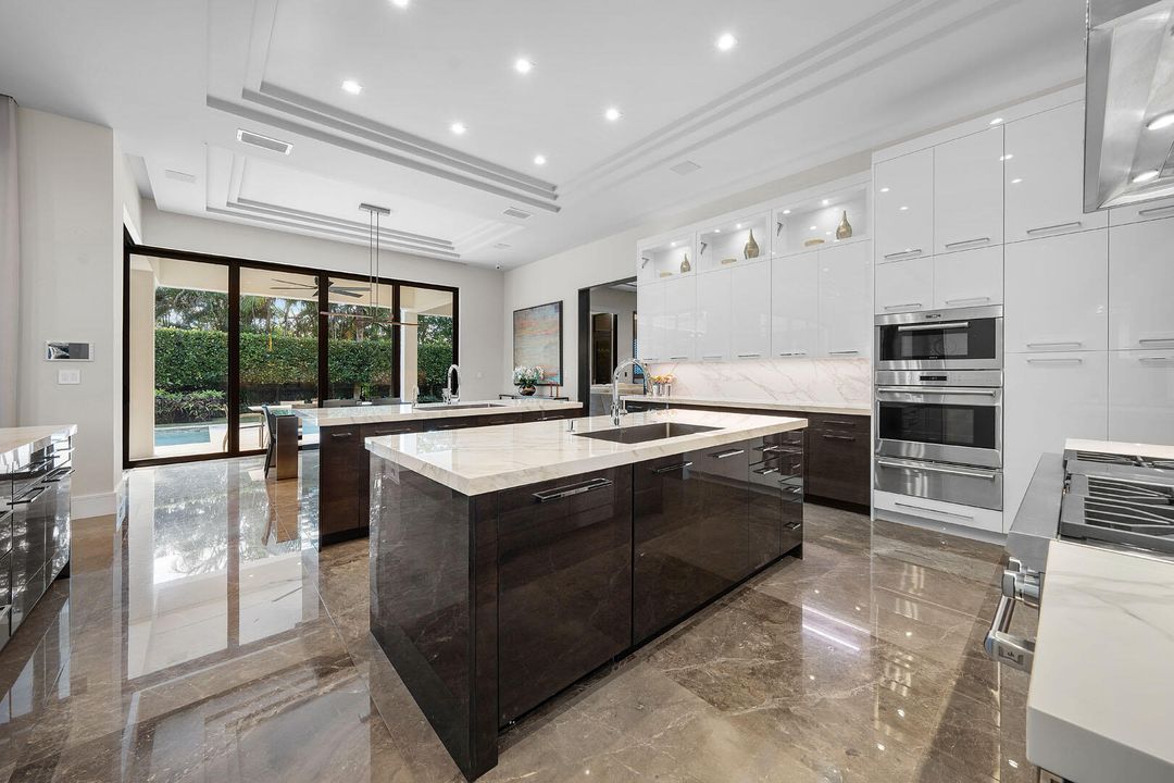 For Sale: $10,900,000 (5 beds, 6 baths, 7169 Square Feet)