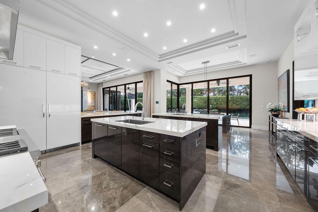 For Sale: $10,900,000 (5 beds, 6 baths, 7169 Square Feet)