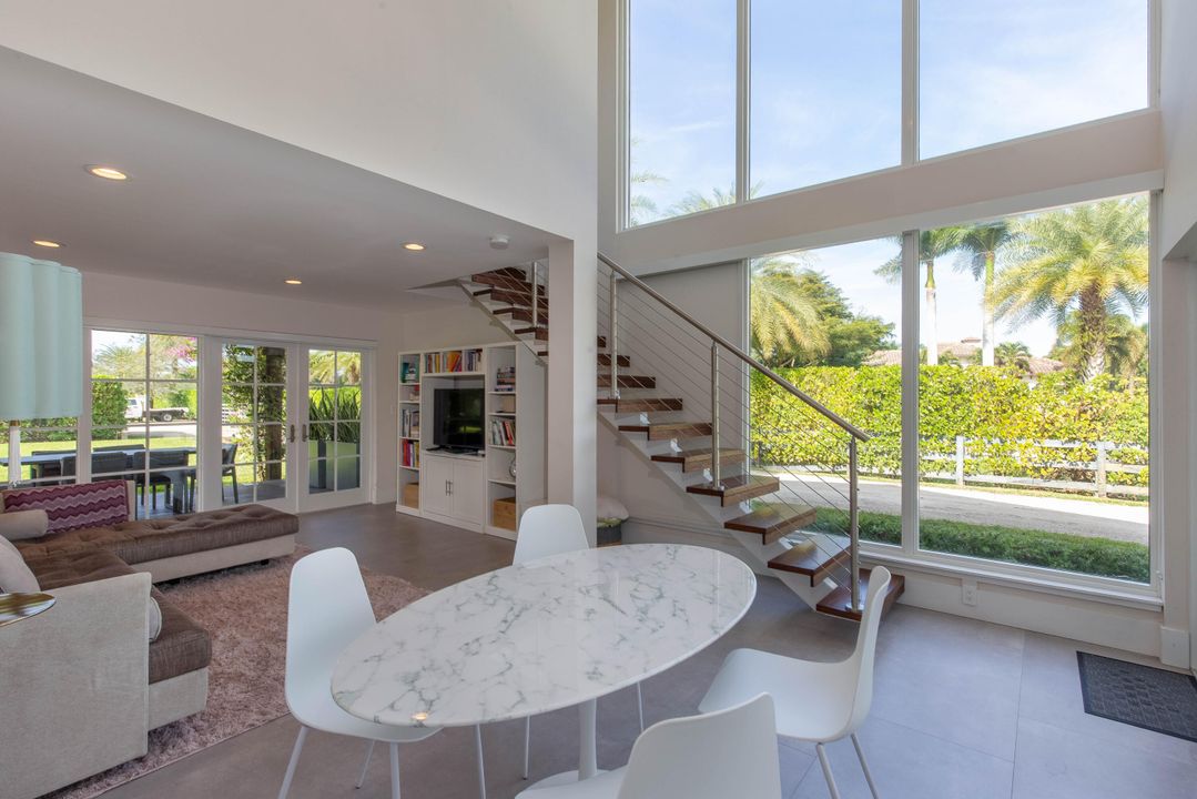 出租: $20,000 (5 贝兹, 5 浴室, 3237 平方英尺)