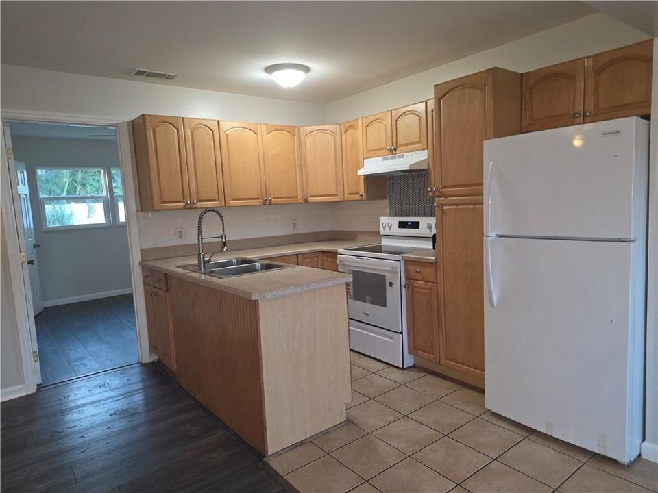For Sale: $295,000 (3 beds, 1 baths, 624 Square Feet)