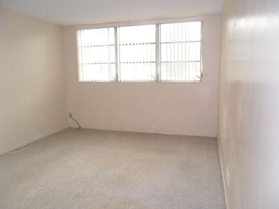 待售: $90,000 (1 贝兹, 1 浴室, 900 平方英尺)