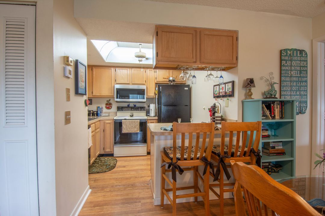 For Sale: $165,000 (2 beds, 2 baths, 861 Square Feet)