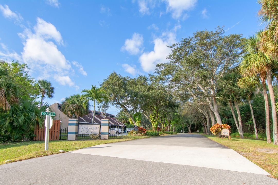 For Sale: $165,000 (2 beds, 2 baths, 861 Square Feet)