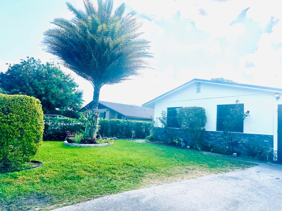 For Rent: $3,800 (4 beds, 2 baths, 1272 Square Feet)