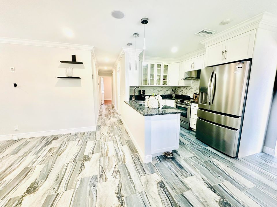 For Rent: $3,800 (4 beds, 2 baths, 1272 Square Feet)