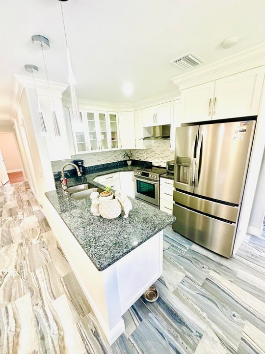 For Rent: $3,800 (4 beds, 2 baths, 1272 Square Feet)