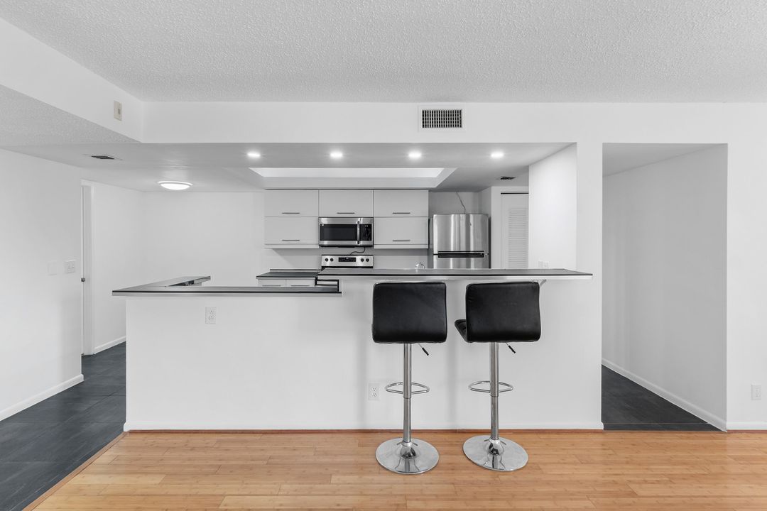 For Rent: $2,600 (2 beds, 2 baths, 1175 Square Feet)