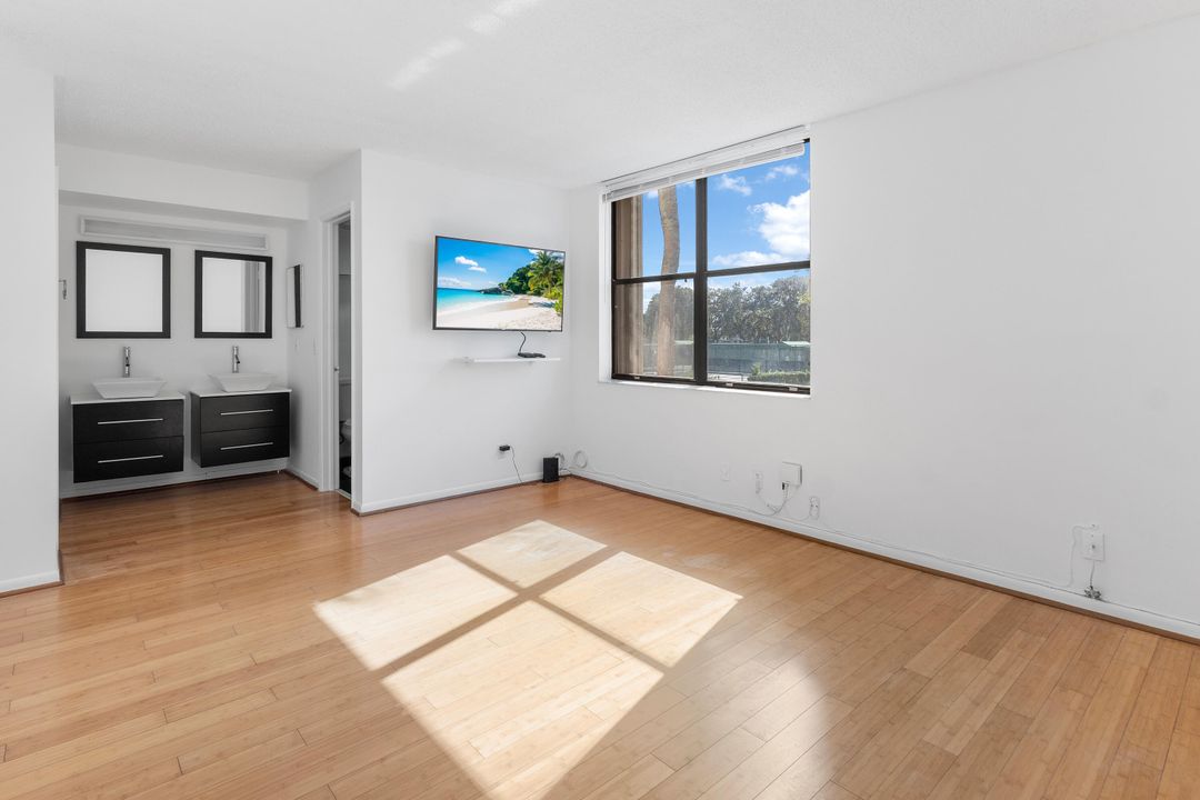 For Rent: $2,600 (2 beds, 2 baths, 1175 Square Feet)