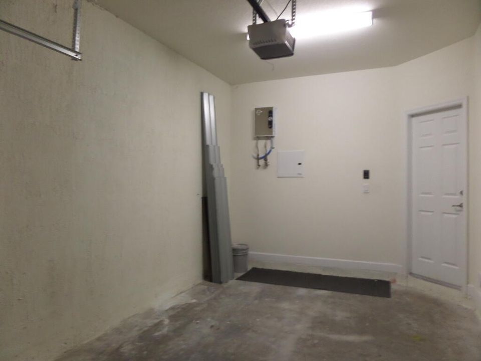 For Rent: $3,200 (3 beds, 3 baths, 1869 Square Feet)