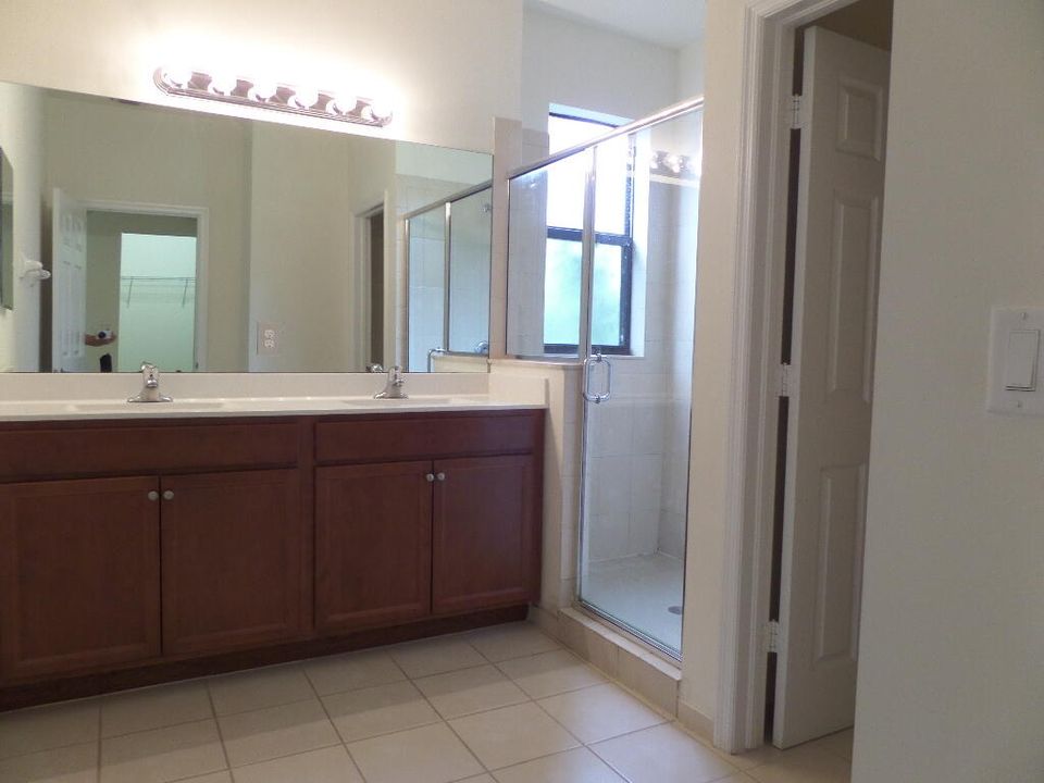 For Rent: $3,200 (3 beds, 3 baths, 1869 Square Feet)