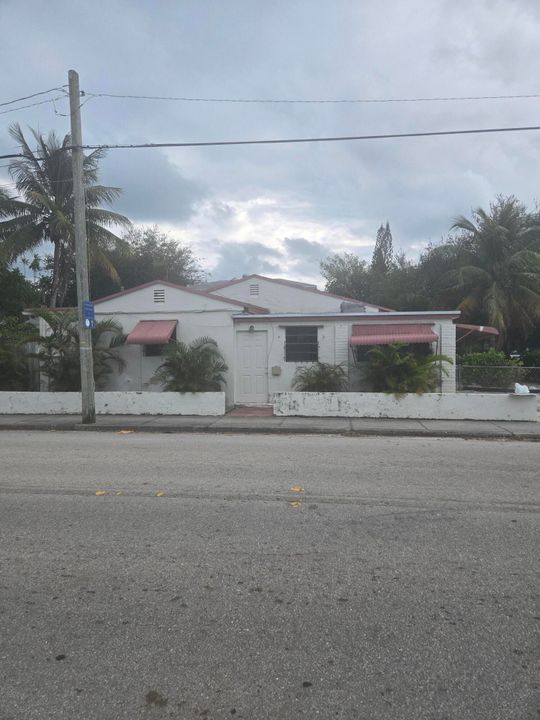 For Rent: $2,850 (3 beds, 1 baths, 1240 Square Feet)