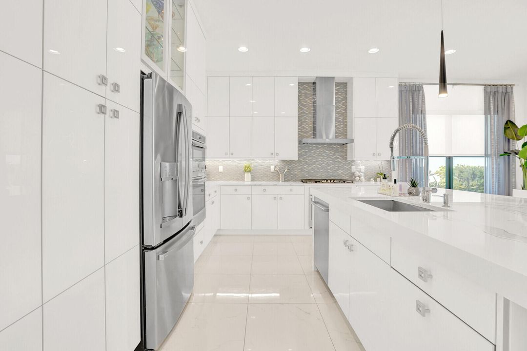 For Sale: $2,800,000 (5 beds, 5 baths, 4862 Square Feet)