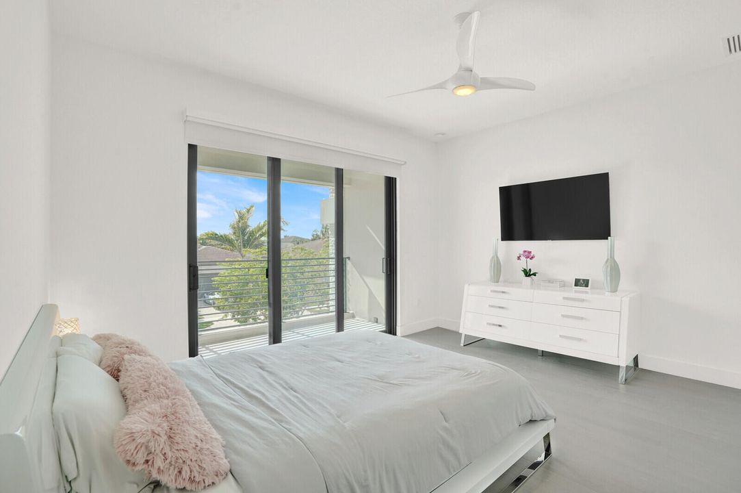 For Sale: $2,800,000 (5 beds, 5 baths, 4862 Square Feet)