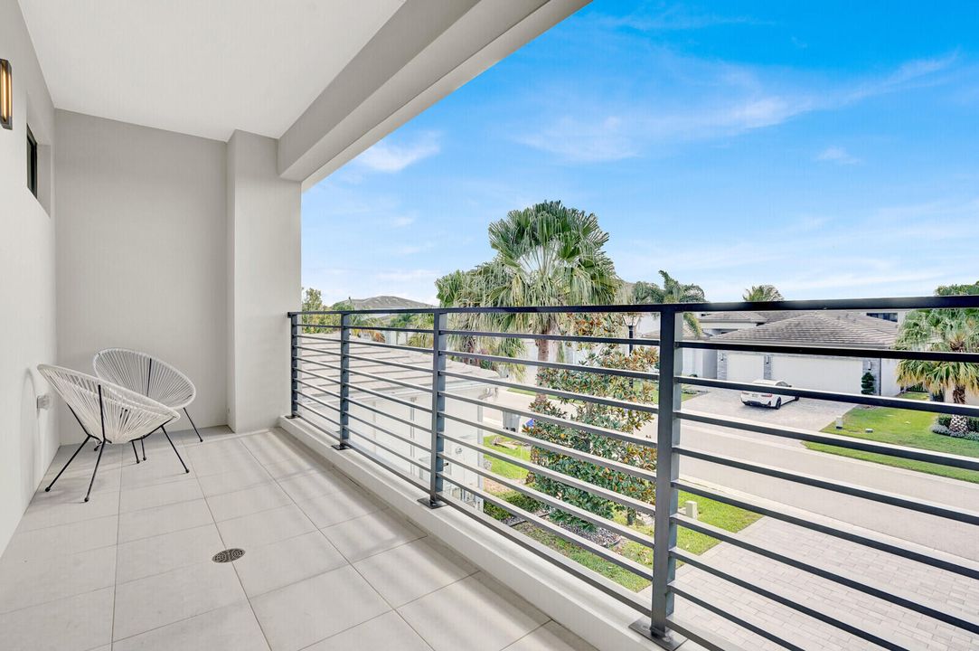 For Sale: $2,800,000 (5 beds, 5 baths, 4862 Square Feet)