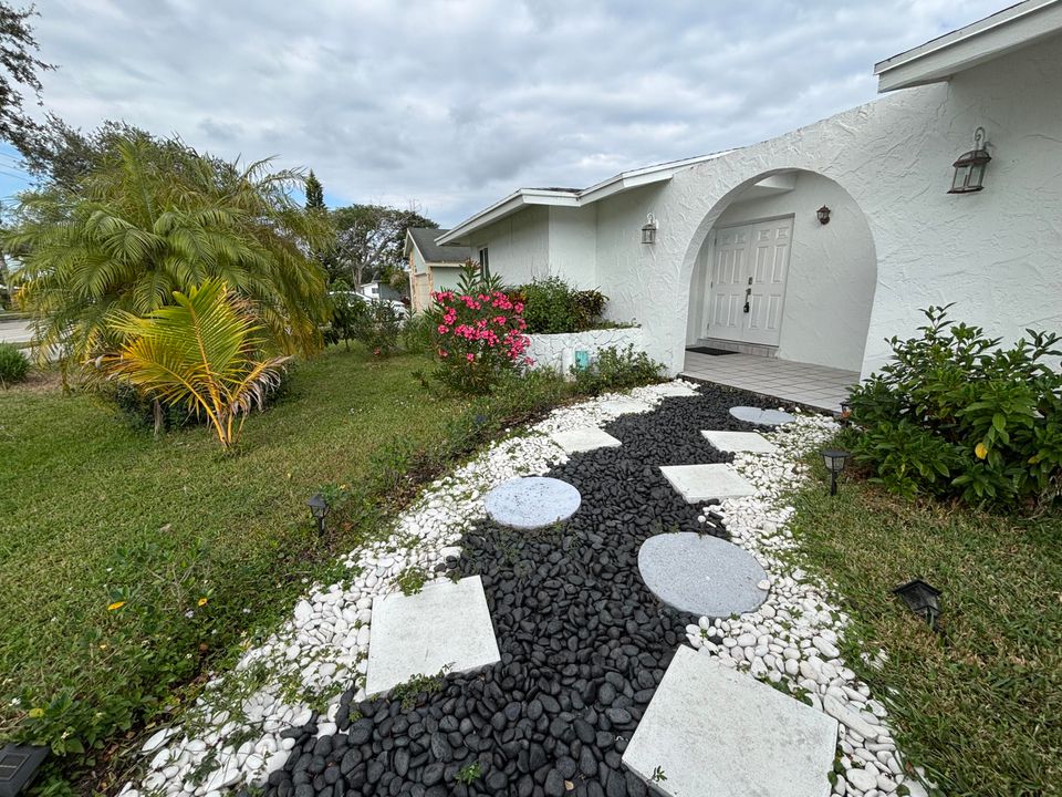 For Sale: $550,000 (3 beds, 2 baths, 1712 Square Feet)