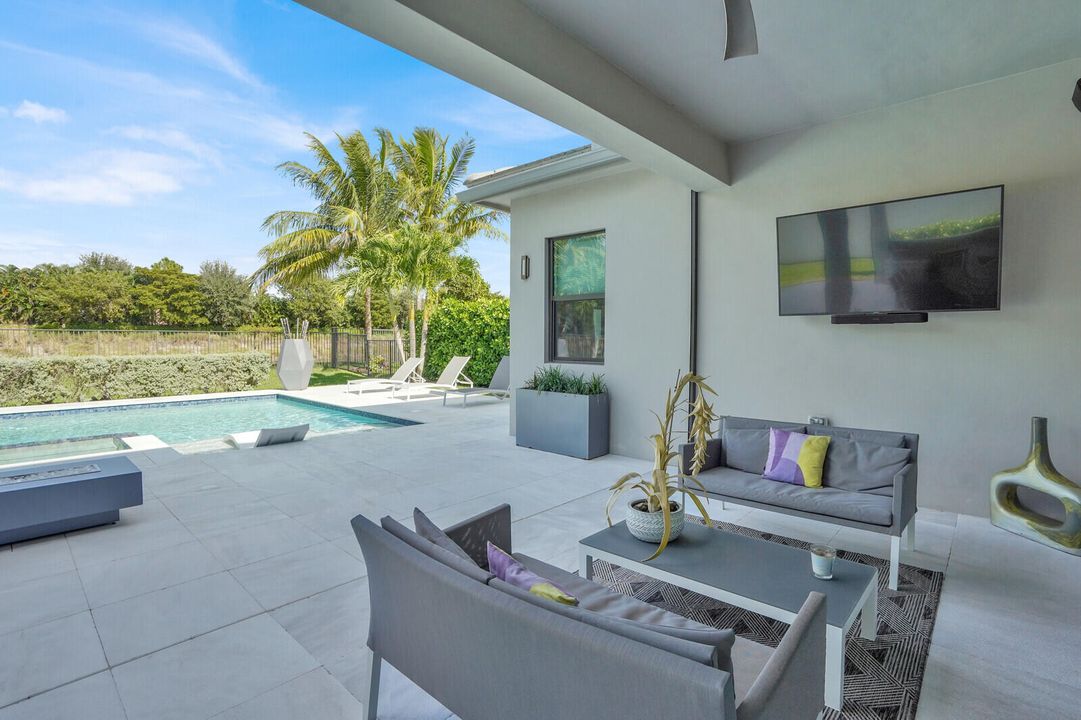 For Sale: $2,800,000 (5 beds, 5 baths, 4862 Square Feet)